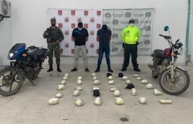 Efraín Santiago Ortega y Miguel Antonio Santiago Ortega con la droga incautada. 