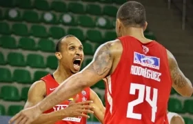 Adris De León celebra con Jonathan Rodríguez. 