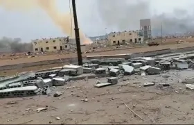 Los estallidos provocaron una enorme columna de humo y cuantiosos destrozos.