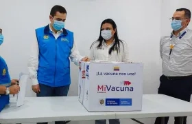 Directora del Dadis, Johana Bueno, recibe un lote de vacunas contra el Covid-19.