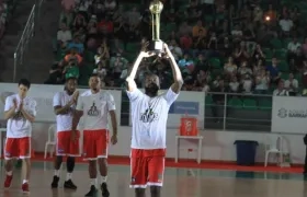 Xavier Roberson levanta el trofeo de campeón en Barranquilla. 
