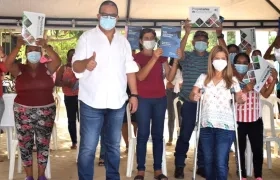 El Alcalde Roberto Celedón y la Gobernadora Elsa Noguera, con un grupo de beneficiarios.