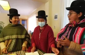 Alicia Canaviri (c), directora del Centro de Desarrollo Integral de la Mujer Aymara (CDIMA), junto a Virginia Benito (i) y Santusa Alejo (d).