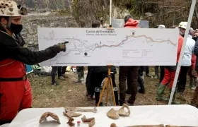 Un arqueólogo explica sobre un mapa el lugar donde se ha localizado uno de los esqueletos mejor conservados de prehistoria que tiene más de 11.700 años. 