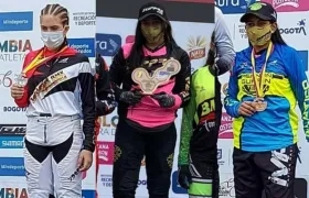 Daniela Pedraza (plata), Sharid Fayad (oro) y Sofia Arriera (bronce) en sus podios. 