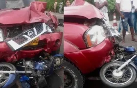 La camioneta y la moto implicadas en el trágico accidente.