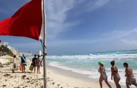 Turistas pasean por las playas del balneario de Cancún en Quintana Roo (México). 