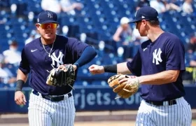 Giovanni Urshella se felicita con DJ LeMahieu.