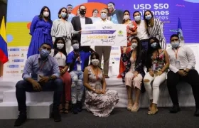 El cheque entregado por el BID.