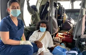 Niño Kogui en helicóptero de la Fuerza Aérea.