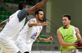 Gianluca Bacci durante un entrenamiento ante la marca de Selem Safar y Antonio Peña.