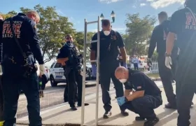 Una mujer desnuda fue rescatada de un drenaje pluvial en Delray Beach.