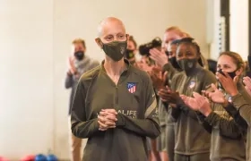 Virginia Torrecilla es recibida entre aplausos por sus compañeras. 