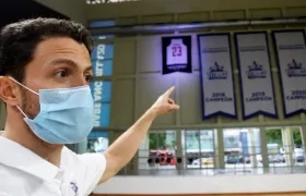 Gianluca Bacci señala la camiseta de Xavier Roberson. 