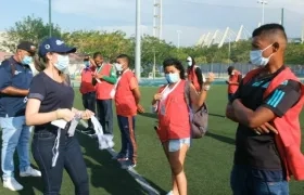 Jeniffer Villarreal, secretaria de Gobierno, con los integrantes del programa. 