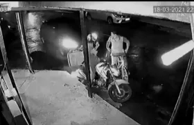 Instantes de que el delincuente fuera arrollado por el carro. 