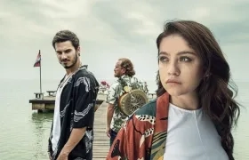 Pipe Bueno, Christian Tappan y Karol Sevilla en 'Siempre fui yo' de Disney+.