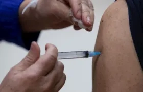 Una enfermera le administra a un hombre una de las dosis de la vacuna de BioNTech, Pfizer. 