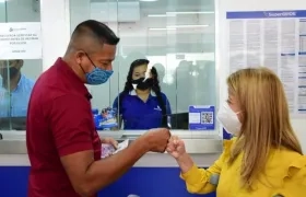 Gobernadora inspeccionó entrega de auxilios a propietarios y trabajadores de restaurantes.