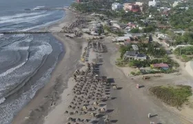 Playas del Atlántico vacías por el cierre en Semana Santa.