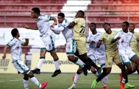 Acción del partido ante La Equidad protestado por Águilas Doradas.
