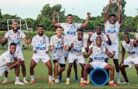 Jugadores del Junior tras el entrenamiento de hoy en Bolivia.