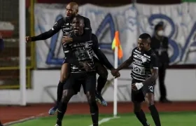 Germán Mera celebrando el gol del empate con Freddy Hinestroza y Fabián Viáfara.