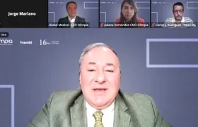 El Notario 16 de Bogotá, Eduardo Vergara Wiesner, presentando el programa.