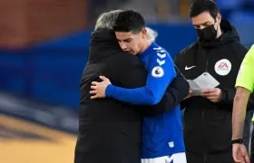 Carlo Ancelotti se abraza con James Rodríguez. 