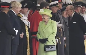 Boris Johnson, la Reina Isabel y el Duque de Edimburgo.