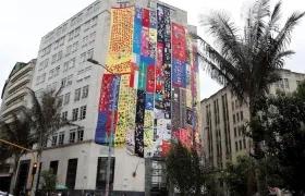 Vista del edificio de la Comisión de la Verdad arropado por 540 metros de tela, tejida para conmemorar el Día de las Víctimas en Colombia.