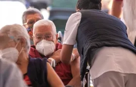 Un adulto mayor es vacunado contra el Covid-19 en un módulo instalado en el estadio La Corregidora, en el estado de Querétaro (México). 