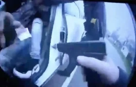 Momento en el que disparó el policía.