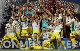 Jugadores de Defensa y Justicia celebrando el título.