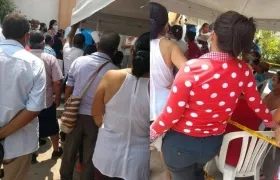 Aglomeraciones en filas para vacunar a mayores de 65 años.