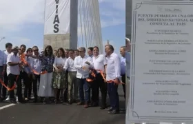 Inauguración del puente y la placa.