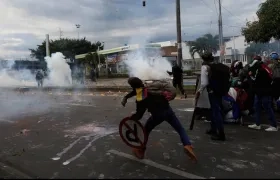 Manifestantes enfrentando a la Fuerza Pública en Cali.