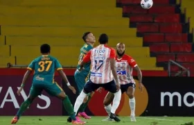 Gabriel Fuentes y Freddy Hinestroza disputan el balón. 