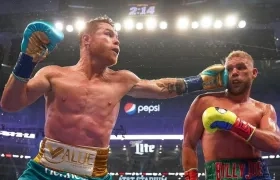 Saúl 'Canelo' Álvarez, boxeador mexicano, conecta un fuerte golpe sobre Billy Joe Saunders. 