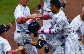 Giancarlo Stanton celebra con sus compañeros Gleiber Torres y Gio Urshela. 