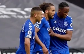 Dominic Calvert-Lewin celebra con Yerri Mina. 