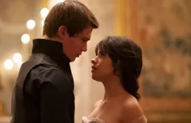 Nicholas Galitzine y Camilla Cabello en "Cinderella". 