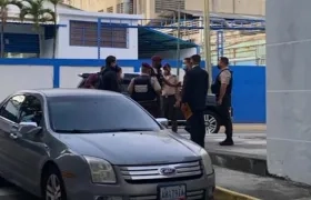 Momento del embargo del diario El Nacional de Venezuela.