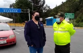 Autoridades ecuatorianas en Rumichaca.