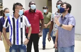 El Alcalde Jaime Pumarejo con jóvenes beneficiarios del programa.