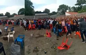 El grupo armado intimidó a los asistentes en el estadero. 