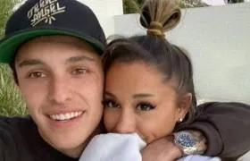  Ariana Grande se casó con Dalton Gómez.