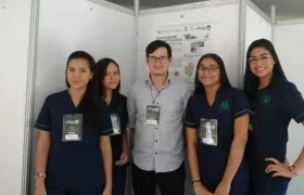 Hernando Bolívar Anillo, profesor de Microbiología de Unisimón, con las estudiantes Dana Páez, Shersy Vega, Nataly Solano y Giovanna Reyes.