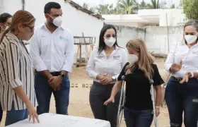 La secretaria de Salud, Alma Solano; la gobernadora Elsa Noguera; la alcaldesa de Ponedera, Diana Martínez.