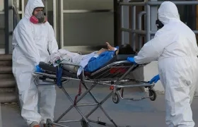 Trabajadores de la salud mexicanos trasladan un paciente de Covid-19.